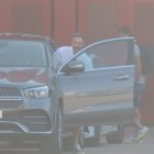 La imagen del día. Vicente Moreno saliendo del Estadio con su cuerpo técnico.