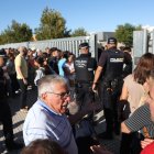 Policías junto al instituto de Jerez de la Frontera, donde se apuñaló a docentes y alumnos.