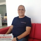 El técnico jiennense con LA VOZ de Almería en la puerta 0 del Mediterráneo.