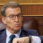 Alberto Núñez Feijóo, mirando la hora.