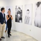 Joaquín Pérez de la Blanca y Estela García, recorriendo la exposición.