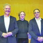 Diego Valera y José Céspedes junto a Antonia Sánchez Villanueva, moderadora del debate.