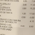 La cuenta del restaurante que cobró por el servicio de tarta.