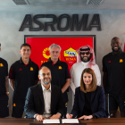 La foto de familia con Turki Al-Sheikh y José Mourinho. Arabia Saudí y la Roma se dan la mano.