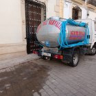 El camión cisterna que da agua potable a los vecinos de Terque.