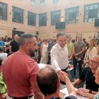 José Céspedes saluda a los miembros de la mesa electoral tras votar en las elecciones al rectorado de la Universidad de Almería.