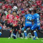 Mirando a la pelota sin detener la sangría de derrotas.