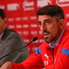 Fernando Hierro y Veljko Paunovic, director deportivo y técnico de Chivas.