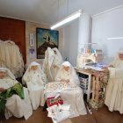 Algunas de las Esclavas del Santísimo Sacramento de la comunidad de Almería, en su trabajo como bordadoras.