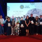 Foto de familia de todos los premiados en la noche de los Premios Casco Histórico de Almería.