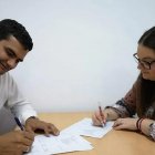 El candidato de Turre para la Gente (IU) firmando un pacto con la actual alcaldesa del PSOE años atrás.