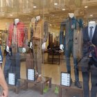 Los maniquíes lucen ropas de abrigo en la mano y no puestas.