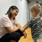 Silvana con uno de sus hijos en el búnker del hotel.