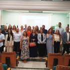 Los alumnos graduados aparecen junto a las distintas autoridades después de haber concluido el acto de inauguración del nuevo curso de la UNED.