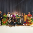 Miguel Ángel de la Cruz, Director de El Acebuche; Jesús Alcaraz, presidente de la Hermandad; miembros de la asociación de colombianos; y reclusas.