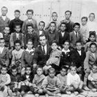Fotografía de 1928 en la que se ve a Don Ramón con sus alumnos en Beires.