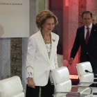 La reina Sofía, con un indalo en el cuello.