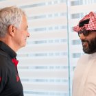 José Mourinho, entrenador de la Roma, hablando con Turki Al-Sheikh.
