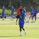 Marciano (19 años), en primer plano con el míster detrás.