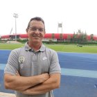 Paulino Granero posa para LA VOZ en el Anexo con el Estadio de fondo.