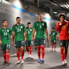 César Montes (dorsal  3) con la Selección de México.