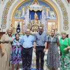 Enrique Sánchez, en el centro con camisa azul, tras la misa celebrada en San Isidro Labrador el pasado 4 de octubre.