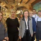 Francisca Pérez, chef de La Encina, junto a sus trabajadores y la Reina Sofía. Foto de La Encina