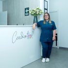 Ana Ceñal en la clínica Cevidental, en Garrucha.