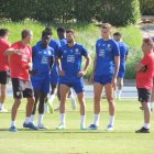 Garitano hablando con Marciano, Baptistao y Milovanovic, sus nuevos delanteros.