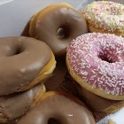 Una caja de ricos donuts variados de Pastelería Escobar.