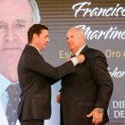 El presidente de la Diputación impone el Escudo de Oro de la Provincia a Martínez Amo.
