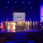 Foto de familia de los ganadores, entregadores de premios, autoridades y staff.