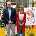 El alcalde y la concejala durante la presentación de las fiestas.