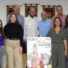 Autoridades y la autora del cartel de la Feria de todos los Santos junto a su obra.