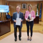 Gabriel Amat, alcalde de Roquetas de Mar, y Mayte Fernández, concejal de Hacienda.