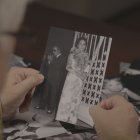 Alberto Gómez Uriol sostiene una foto de su hermana Mª Carmen en un fotograma del documental. 