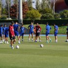 Dando instrucciones al grupo para recuperar la competitividad en Montilivi y sumar puntos.