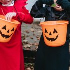Dos niños disfrazados para Halloween.