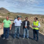 Autoridades municipales y provinciales en uno de los caminos donde se ha actuado.