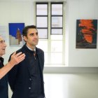 El concejal de Turismo, Comunicaciones y Promoción de la Ciudad, Joaquín Pérez de la Blanca junto a Gonzalo Ortiz en la exposición