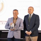 Antonio Francisco Martínez recibe el premio de las manos del senador Antonio Martínez.