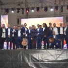 Los miembros de la chirigota junto a la alcaldesa, María del Mar Alfonso, durante el acto. Foto: Diego Carrillo.