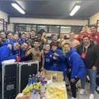 Los jugadores llevaban mucho tiempo esperando para hacerse la foto en el vestuario.
