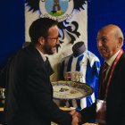 Josué Blázquez entregó un obsequio a Luis Guillén con motivo del partido de Copa.