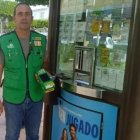 Antonio Morata el vendedor de la ONCE junto a su quiosco en Antas.