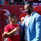 Julio Hernando saludando al protagonista de un vídeo que ha sido un éxito.