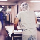 Un celador desempeñando su trabajo.