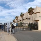 Grupo de migrantes accediendo al interior del Hotel Alegria Cabo de Gata.