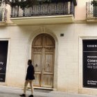 Los carteles de Cosentino ya se pueden ver en el Paseo; arriba, Manuel Mendizábal, ingeniero que habitó la casa.