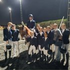 foto de familia con los jóvenes jinetes y amazonas que tienen un gran futuro en el mundo de la hípica.